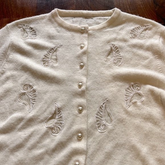Creamy White Vintage Seashell 1950s Style Pearl Button Cardigan small-medium - Picture 1 of 10